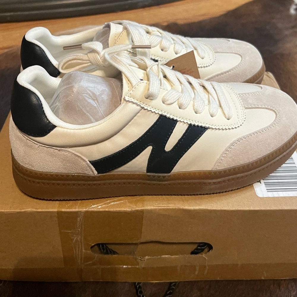 White and Black Retro Low-Top Sneakers - Picture 2 of 8